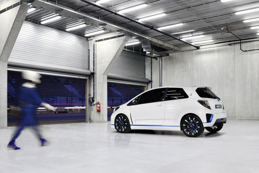 Toyota Yaris Hybrid-R Concept 2013 года  (фото 19 из 42)